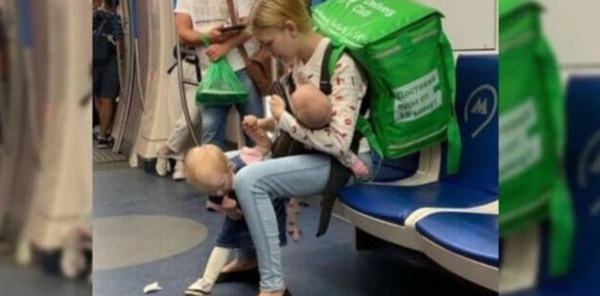 Una joven de Rusia que trabaja en una app de delivery lleva a sus hijas a todas partes con ella