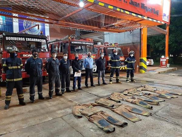 BOMBEROS DE ENCARNACIÓN DONAN EQUIPOS DE PROTECCIÓN PERSONAL A PARES DE TRINIDAD.