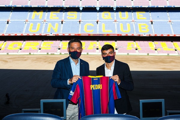 Pedri se pone la camiseta del Barcelona