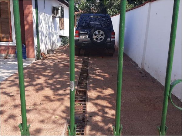 Desconocidos atacan a tiros camioneta de una abogada en Limpio