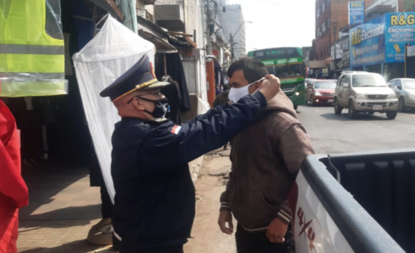 HOY / Policías entregan tapabocas en Mercado 4 y Abasto