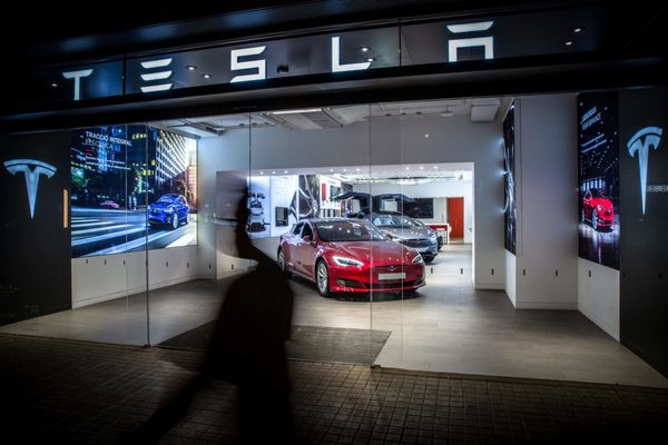 Acciones de Tesla se dirigen hacia US$2.000 antes de la división