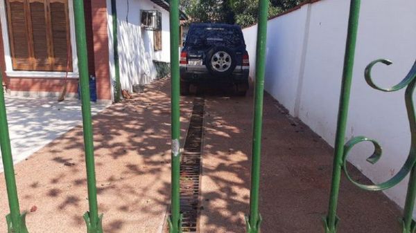 Desconocidos atacan a tiros camioneta de una abogada en Limpio