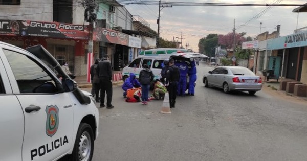 Automóvil embiste a motocicleta