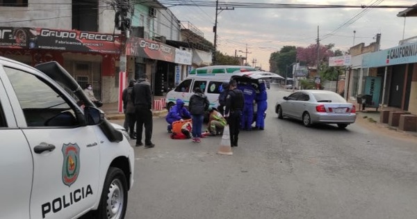 Automóvil embiste a motocicleta