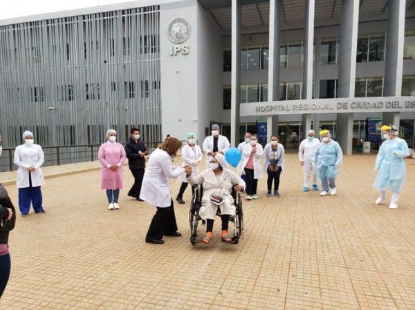 Primera paciente que fue tratada con plasma en CDE recibió alta médica