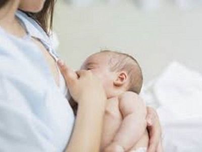 Le prohibían amamantar a su bebé recién nacido