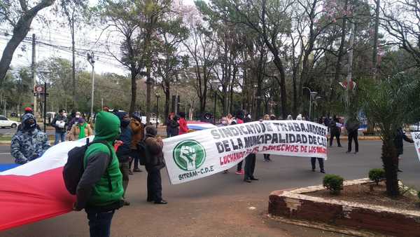 Exprofesoras de Artes y Oficios se manifiestan frente a comuna de CDE