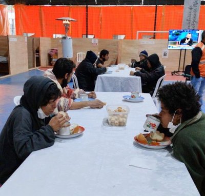 Más de 40 personas cenaron y durmieron anoche en albergue 'modo COVID'