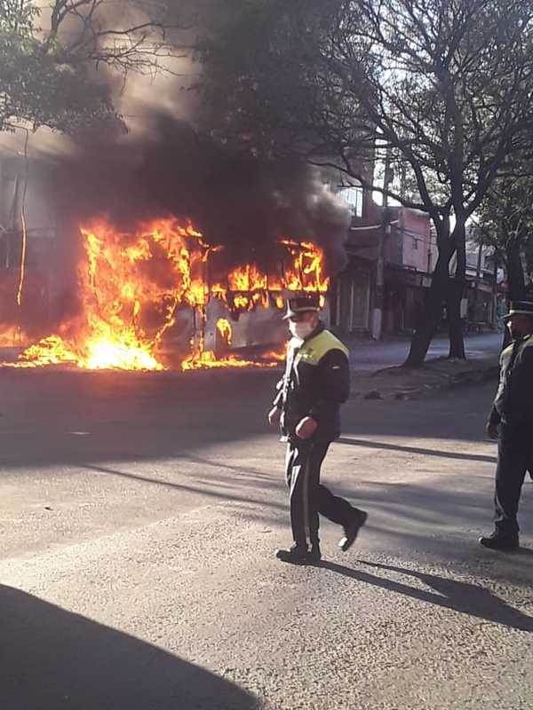 Bus se incendió en zona del Mercado 4