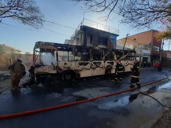 Incendio de colectivo en zona del Mercado 4 - Megacadena — Últimas Noticias de Paraguay