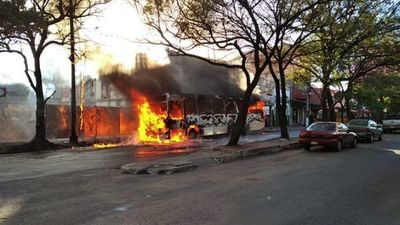Un bus ardió en llamas en inmediaciones del Mercado 4 de Asunción