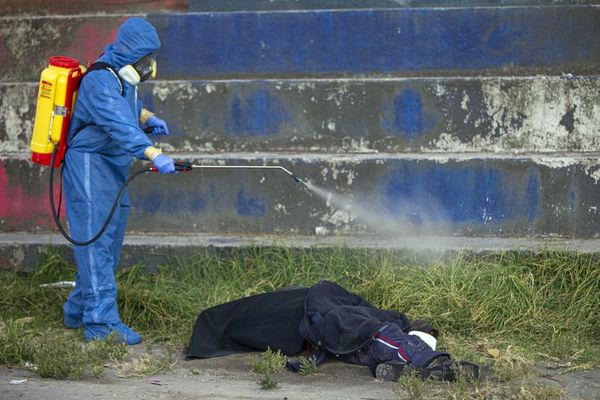 Ecuador activa escuadrones “covid” para evitar un nuevo caos mortuorio - Mundo - ABC Color