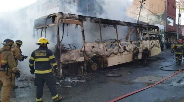 Ómnibus se incendia en zona del Mercado 4