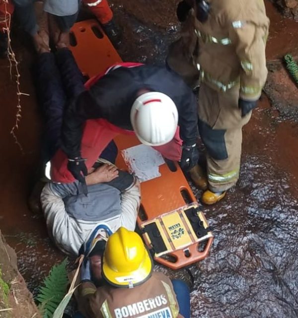 Borracho casi muere al caer de un puente