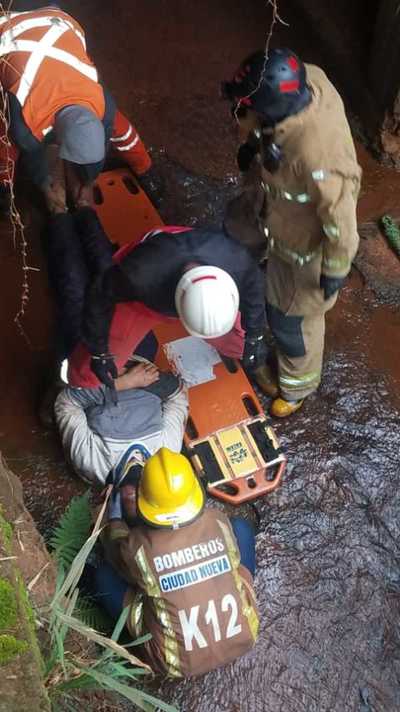 Hombre en estado de ebriedad casi muere al caer de un puente