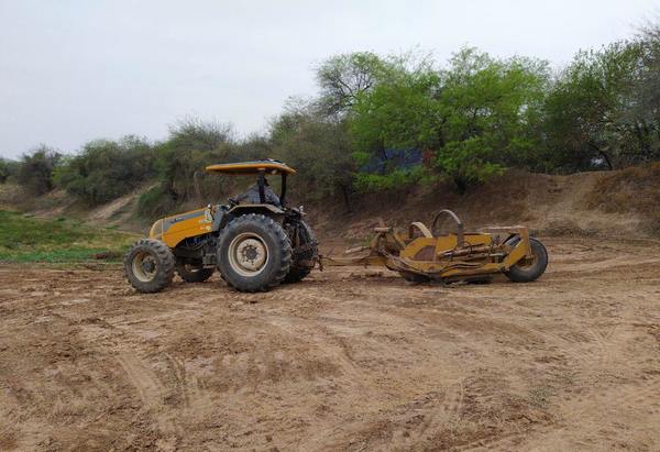 Ejecutan trabajos de limpieza de tajamar comunitario de Villa Choferes del Chaco