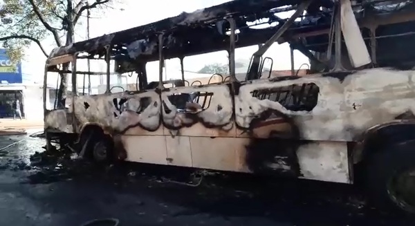 Bus se incendió por completo en zona del Mercado 4