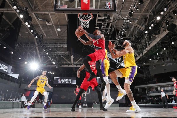 Lakers y Bucks se rehacen y empatan series de playoffs; Lillard da el susto