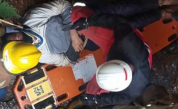 Se salvó de milagro tras perder el equilibrio y caer de un puente