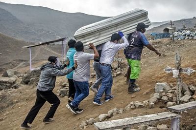 Con 63.000 fallecidos, Perú apunta a récord mundial de mortalidad en pandemia - Mundo - ABC Color
