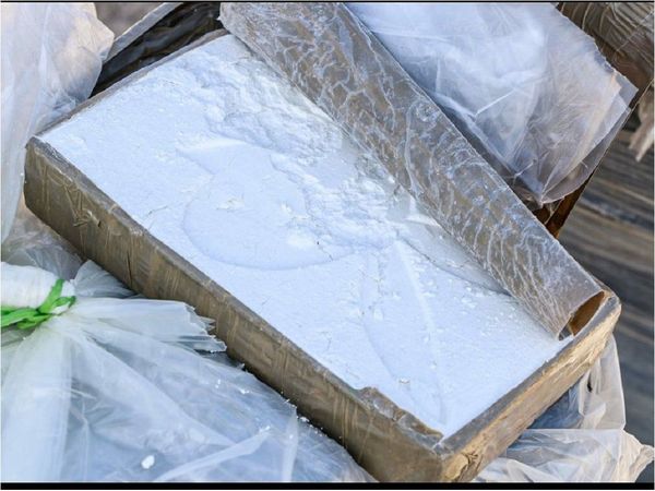 Hallan paquetes de cocaína en una camioneta con doble fondo 