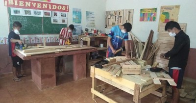 Adolescentes detenidos transforman madera en útiles y resistentes mobiliarios