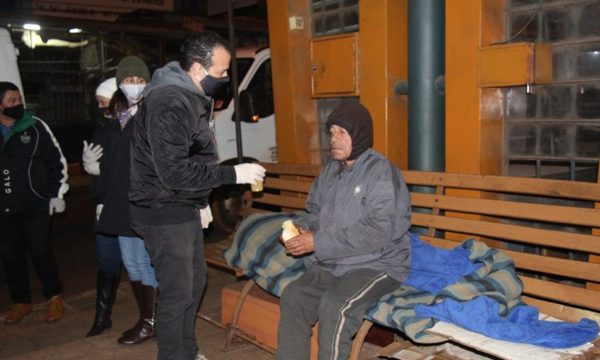 Asisten a personas en situación de calle