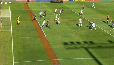 Álex Cáceres convierte un golazo, pero el VAR lo invalida