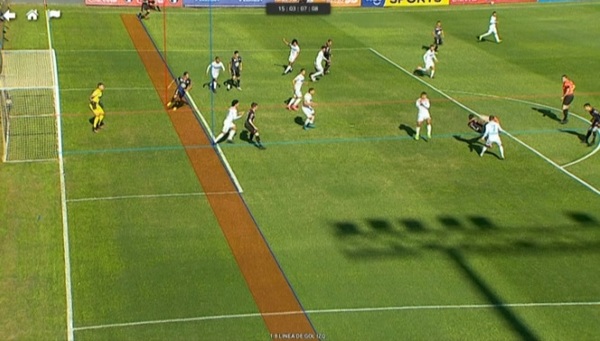Álex Cáceres convierte un golazo, pero el VAR lo invalida