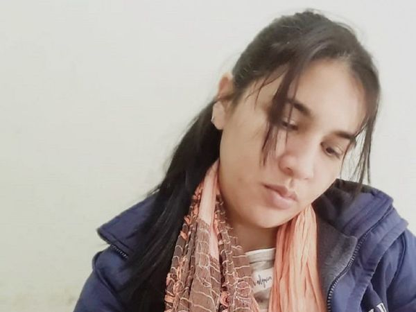Hace tres meses estudia desde el hospital, mientras cuida a su hermano