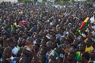 Miles de manifestantes aclaman a los militares golpistas en Malí - Mundo - ABC Color