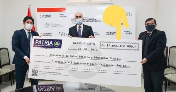 HOY / Mazzoleni posa con cheque de la estafa devuelto por el Clan Ferreira