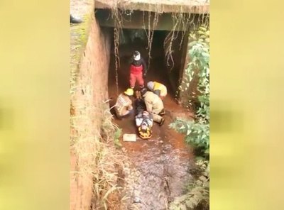 “Penshando enyanada cayó desshde puende” | Crónica