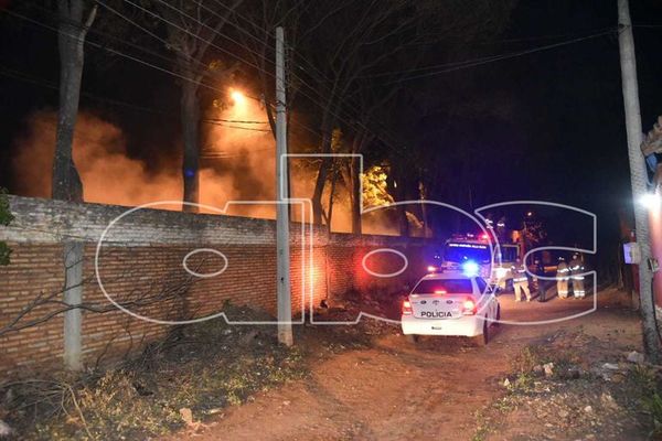 Quema intencional de basura causó alarma en vecinos de Villa Elisa  - Nacionales - ABC Color