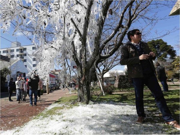 Ola de frío causa nevadas en Brasil en frontera con Paraguay