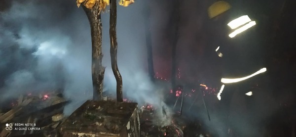 HIZO UNA FOGATA POR EL FRÍO Y TERMINÓ INCENDIANDO TODA SU VIVIENDA