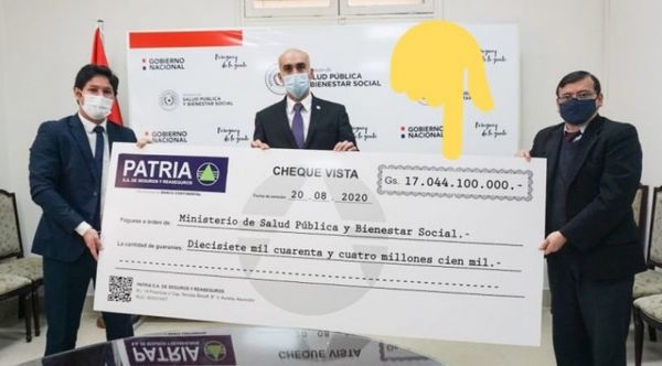 Mazzoleni posa con cheque de la estafa devuelto por el Clan Ferreira y llueven críticas