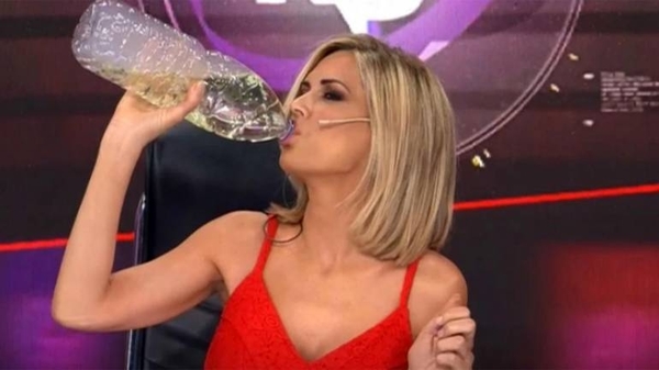 HOY / Tras beber dióxido de cloro en Tv, imputan a la conductora argentina Viviana Canosa