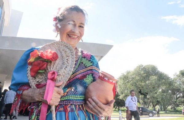 Hoy se conmemora el día del Folklore Paraguayo » Ñanduti