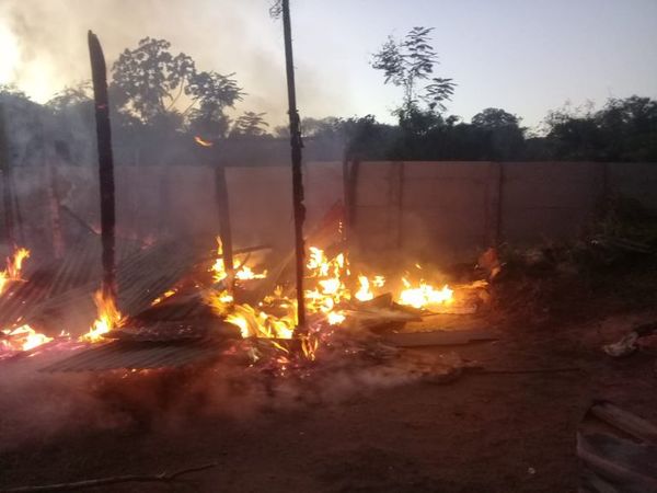 Fuego consume por completo una precaria casa en San Antonio - Nacionales - ABC Color
