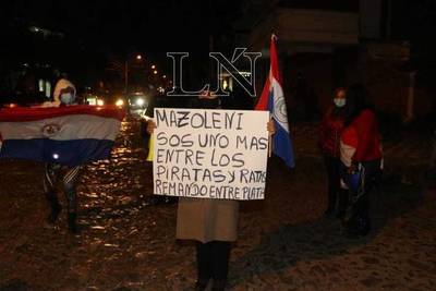 Escracharon a Mazzoleni y pidieron su renuncia en nueva manifestación frente a su vivienda - ADN Paraguayo