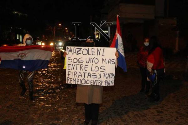 Escracharon a Mazzoleni y pidieron su renuncia en nueva manifestación frente a su vivienda - ADN Paraguayo