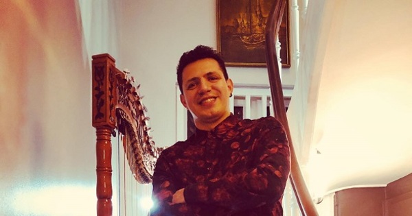 El arpista Alberto Sánchez afirma que se siente orgulloso de mostrar nuestra cultura