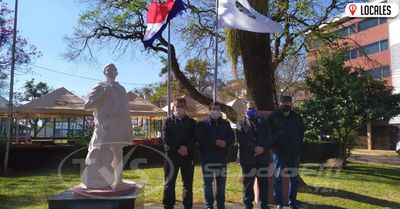 Izaron bandera en conmemoración al día del folklore paraguayo