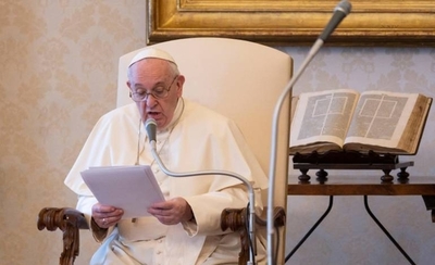 HOY / El papa recuerda que "Dios no necesita ser defendido por nadie