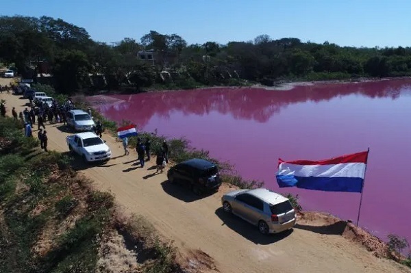 Vecinos protestan contra la contaminación de la laguna en Limpio