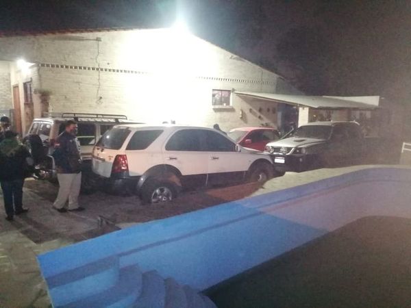 Incautan más vehículos en casa del abogado acusado de robacoches - Nacionales - ABC Color