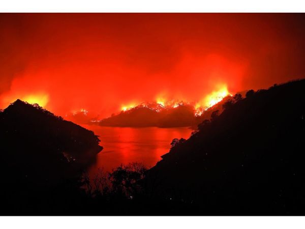 California arde, pide ayuda  y obliga a evacuar a miles de habitantes