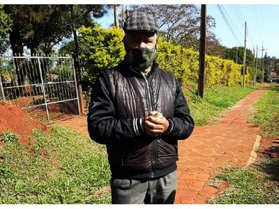 Con 75 años y desde hace 40 años vende berro en las colonias